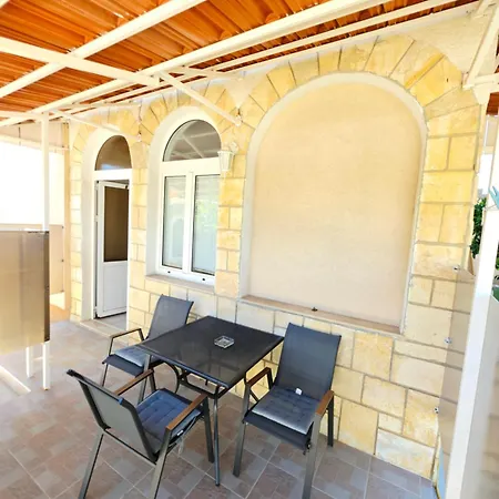 Nancy شقة بيوغْغاد نا موغو